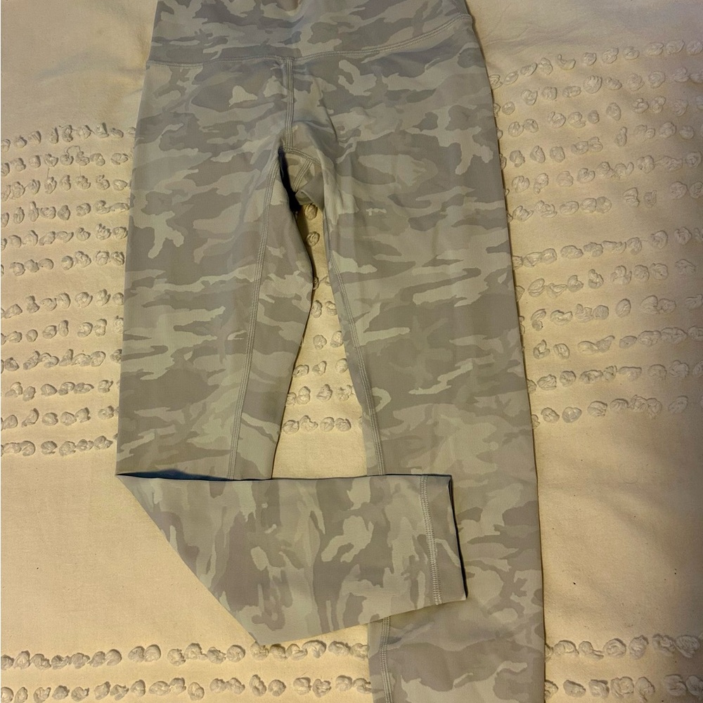 Lululemon Athletica Gray Camouflage Leggings: Size 6